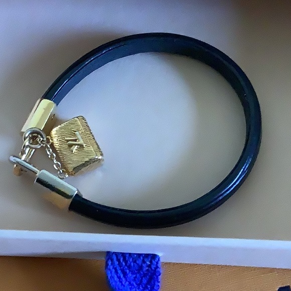 Louis Vuitton Epi Alma Bracelet - Picture 2 of 10